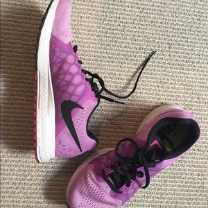 NIKE TENNIS SHOES 8.5 like new